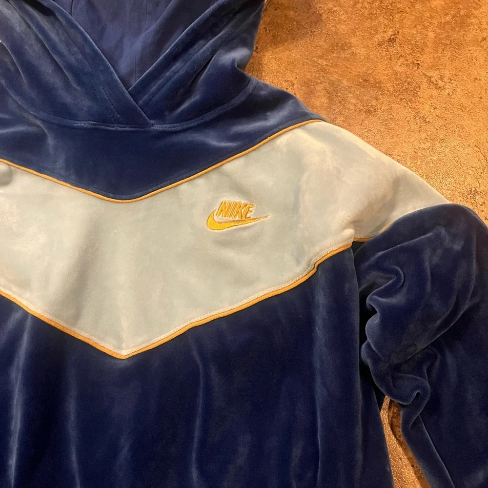 Nike Sportswear Heritage Crop Velvet Hoodie in Blue‎  Size Medium